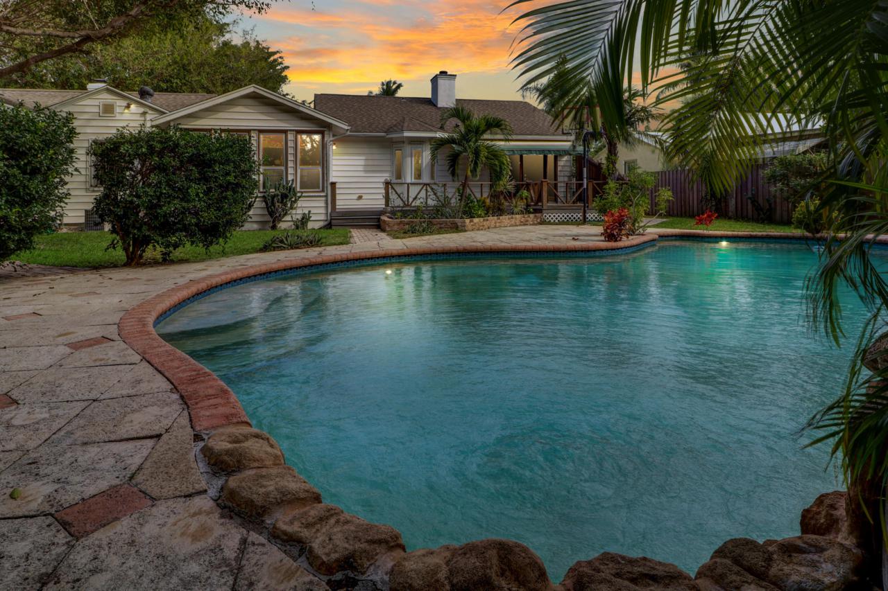 827 Palmway - Photo 1