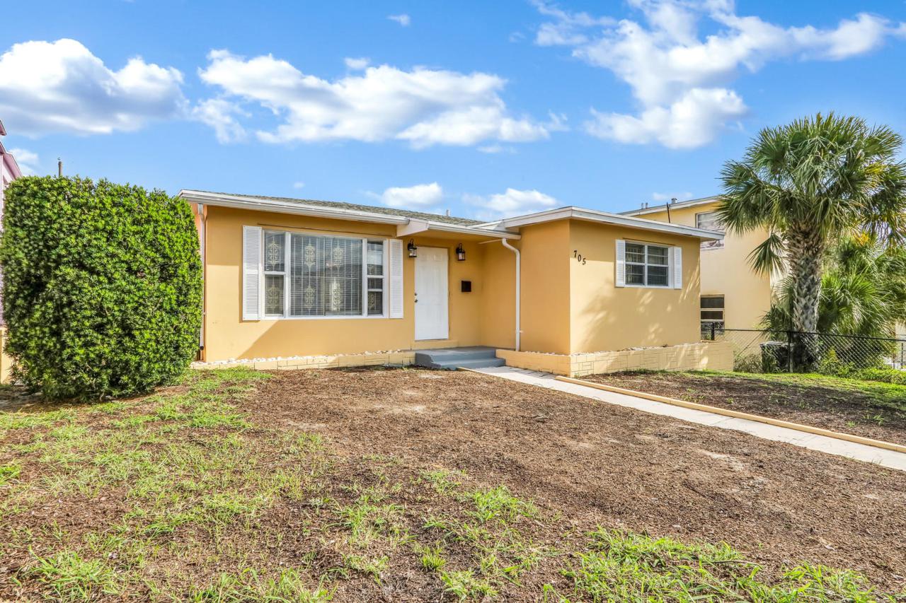 705 7th Street - Photo 1