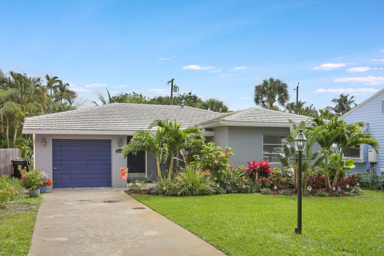 814 Palmway - Photo 1