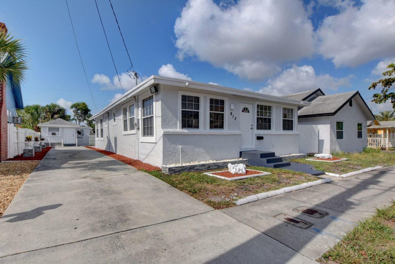 912 8th Street - Photo 1