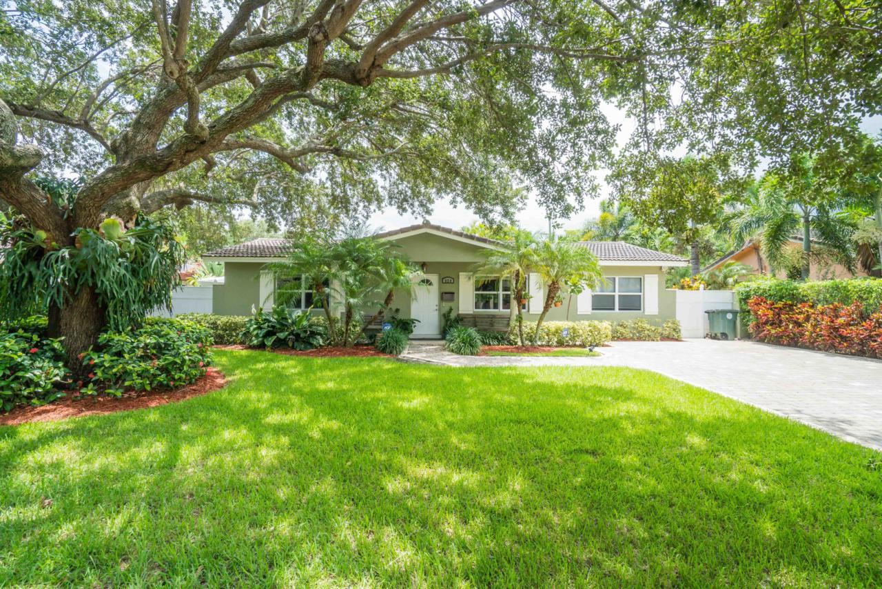 828 6th Terrace - Photo 1