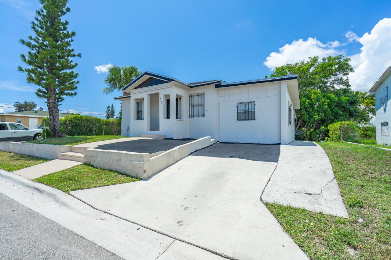 917 7th Street - Photo 1
