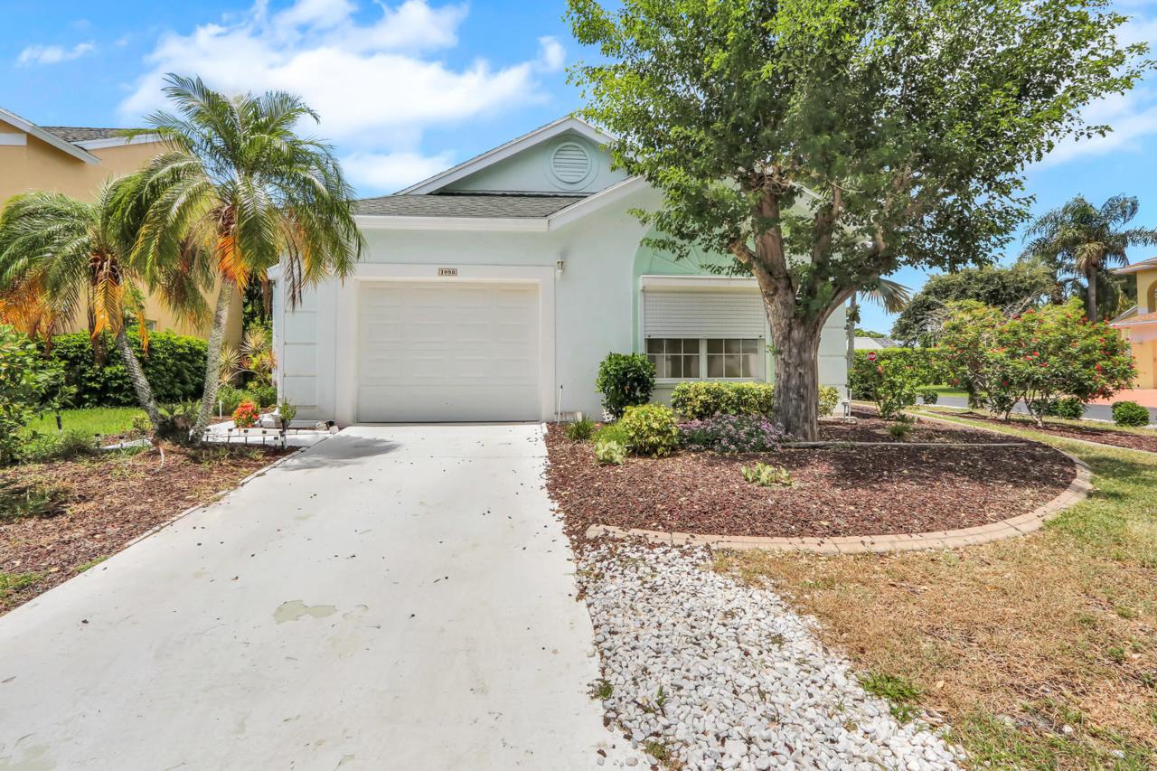 1098 Fairfax Circle - Photo 1