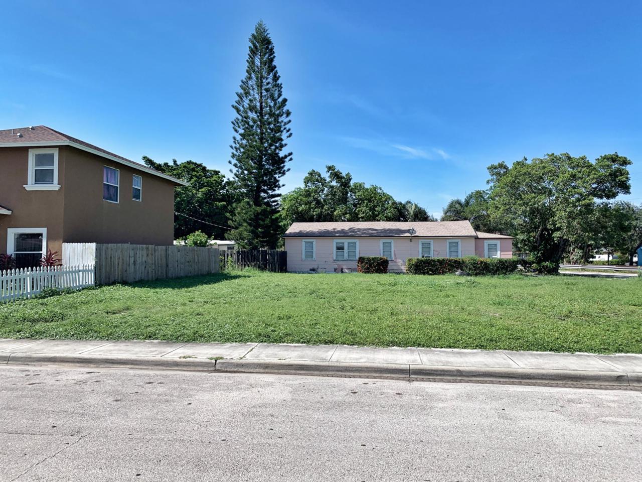 610 Latona Ave Avenue - Photo 1