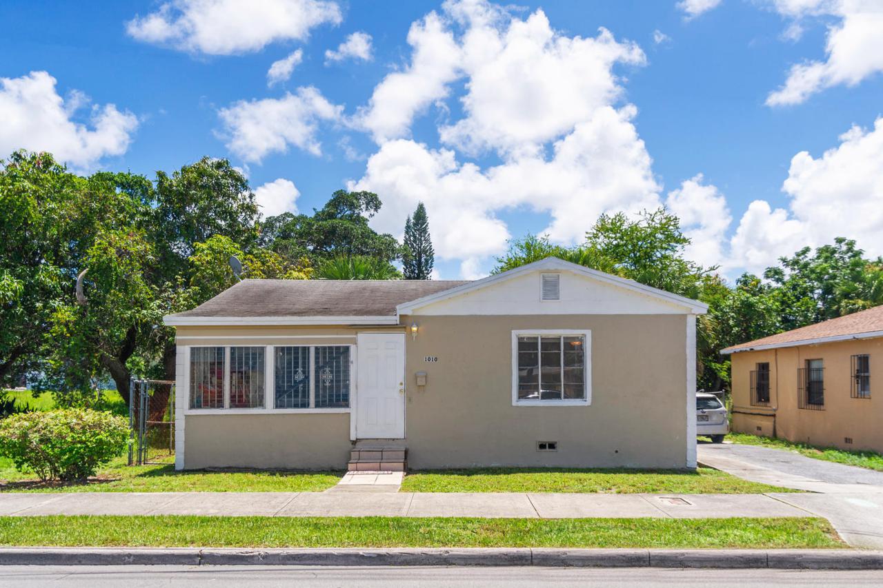 1010 20th Street - Photo 1