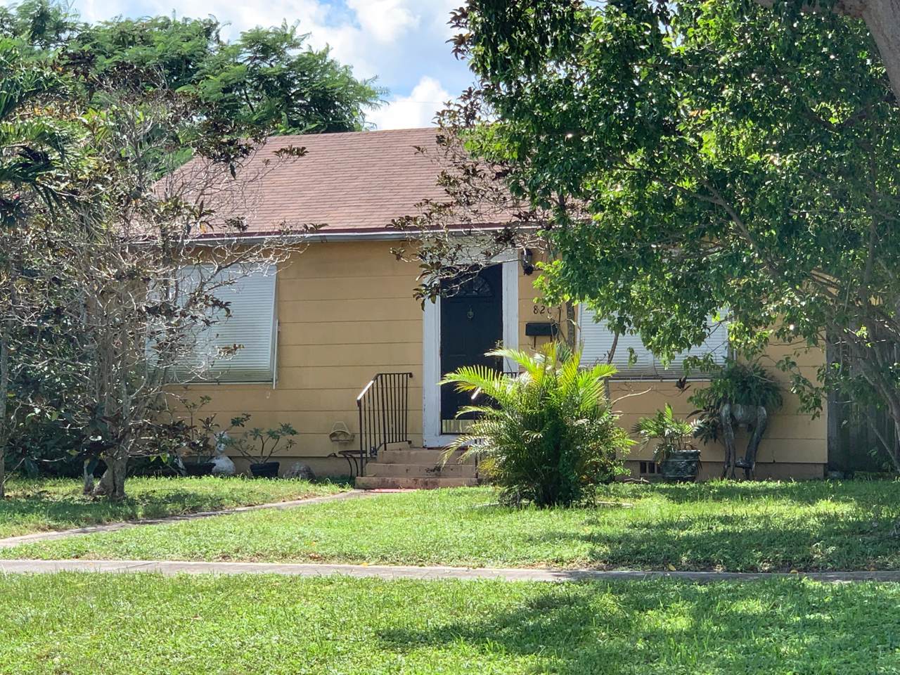 820 Summit Boulevard - Photo 1