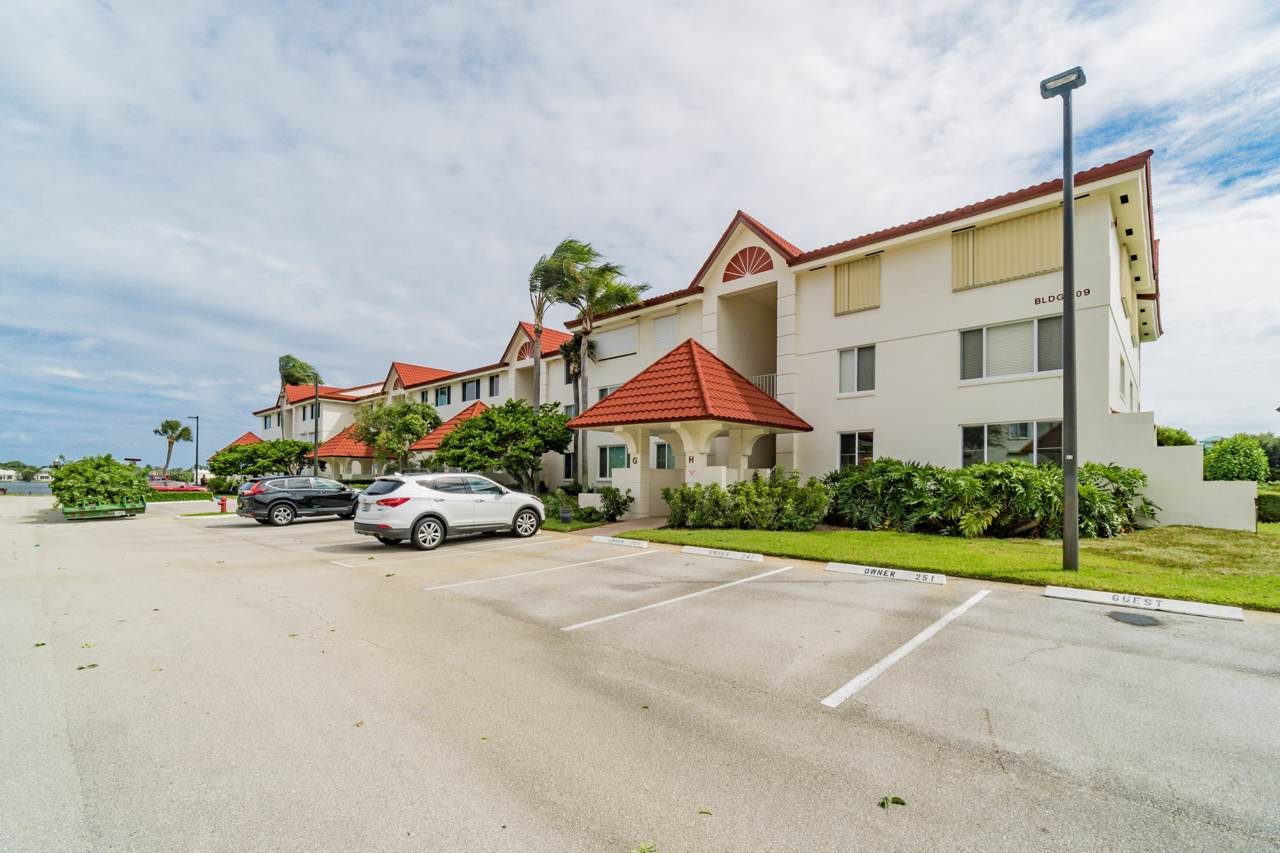 109 Half Moon Circle - Photo 1