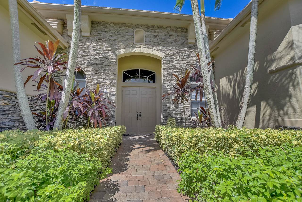 10690 Versailles Boulevard - Photo 1
