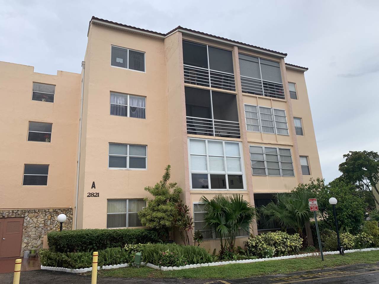 2821 Somerset Drive - Photo 1