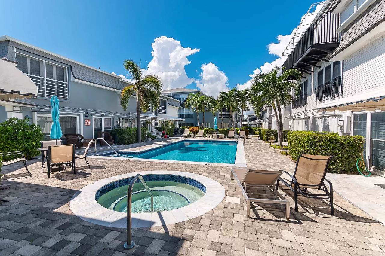 1194 Hillsboro Mile - Photo 1