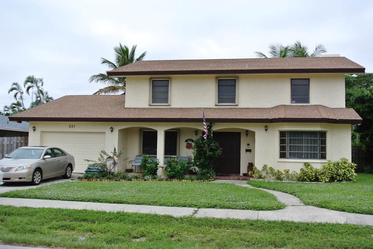 221 8th Terrace - Photo 1