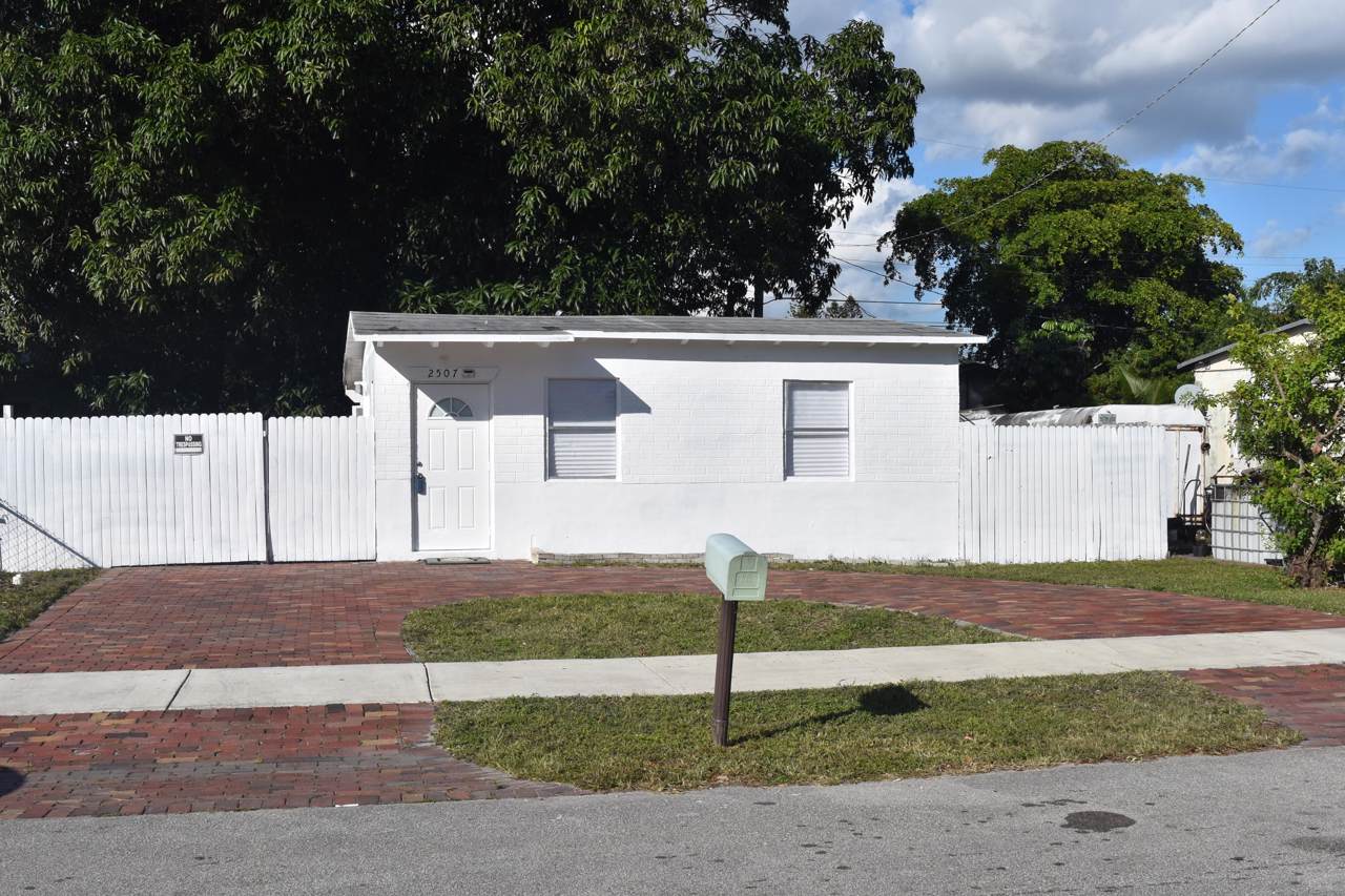 2507 4 Court - Photo 1