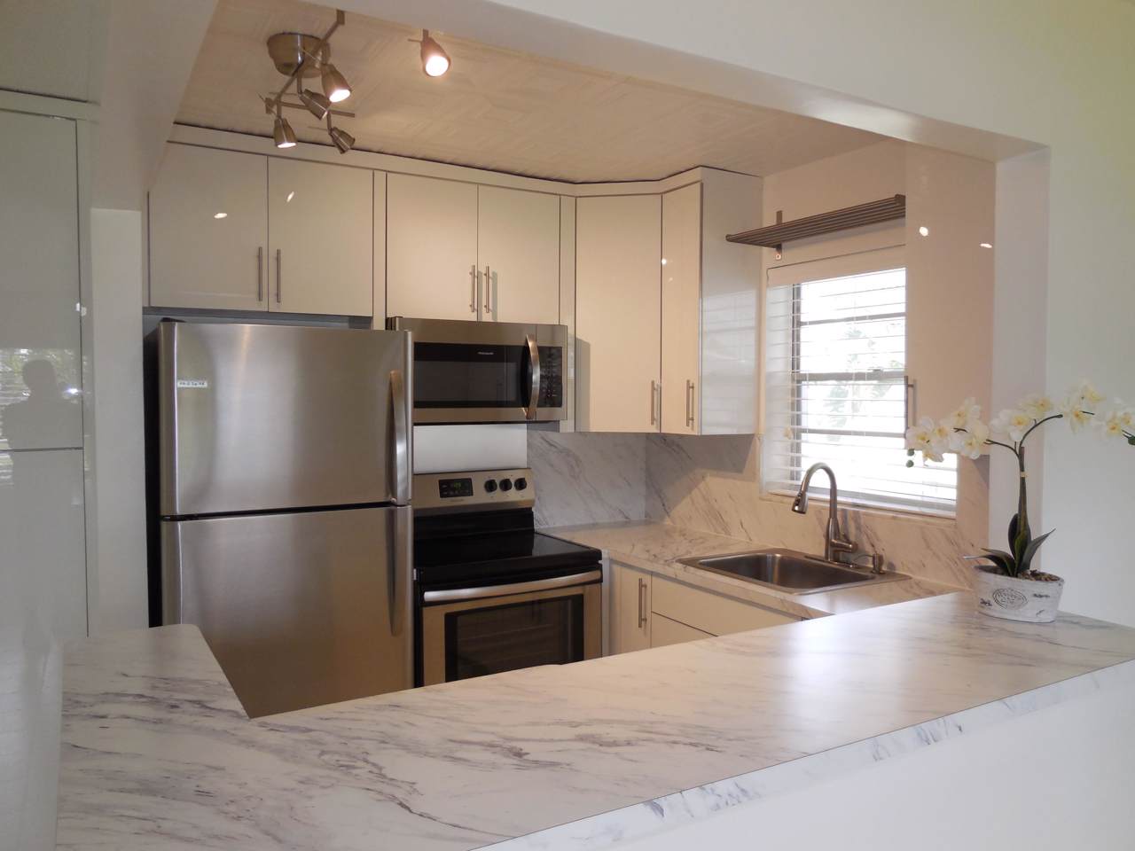 323 Sheffield N - Photo 1