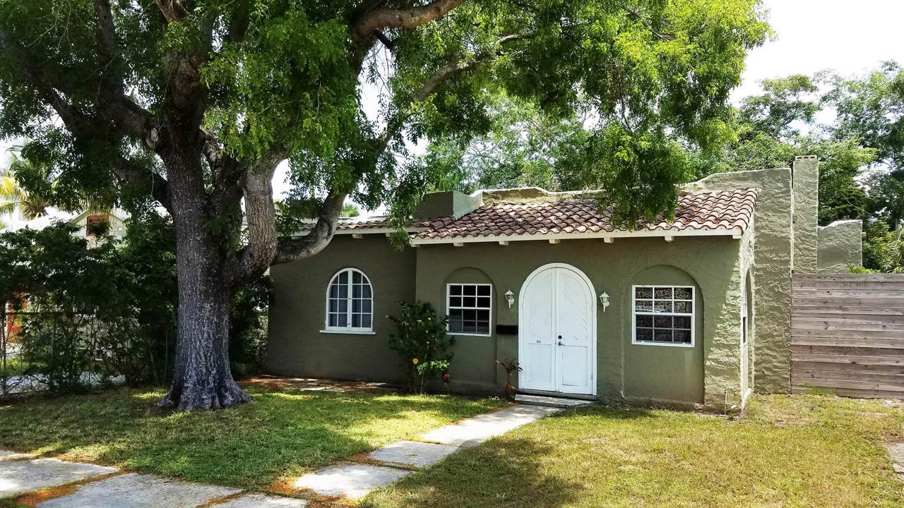 957 32nd Street - Photo 1
