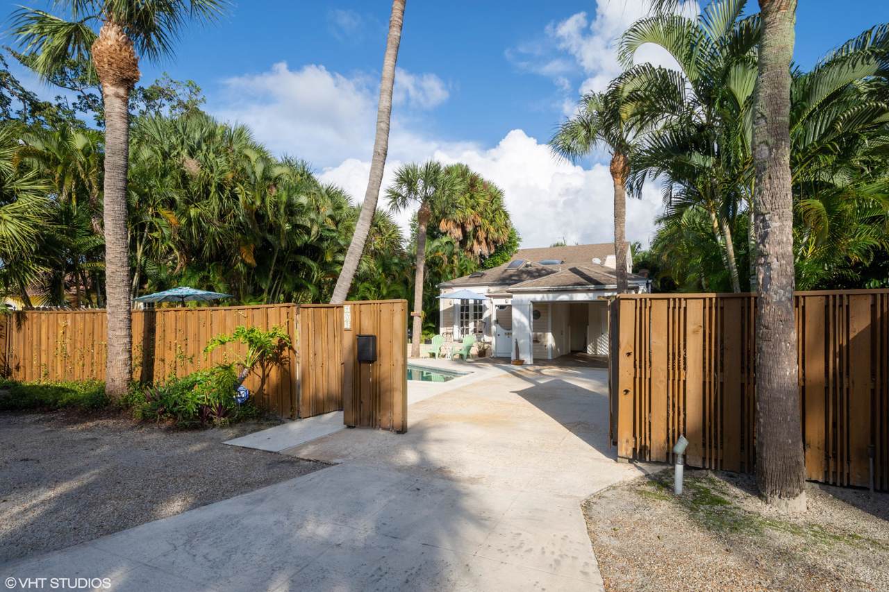 409 Palm Trail - Photo 1