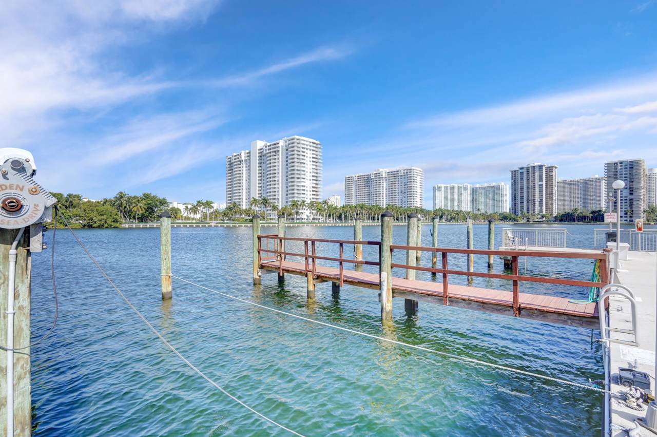 18061 Biscayne Boulevard - Photo 1