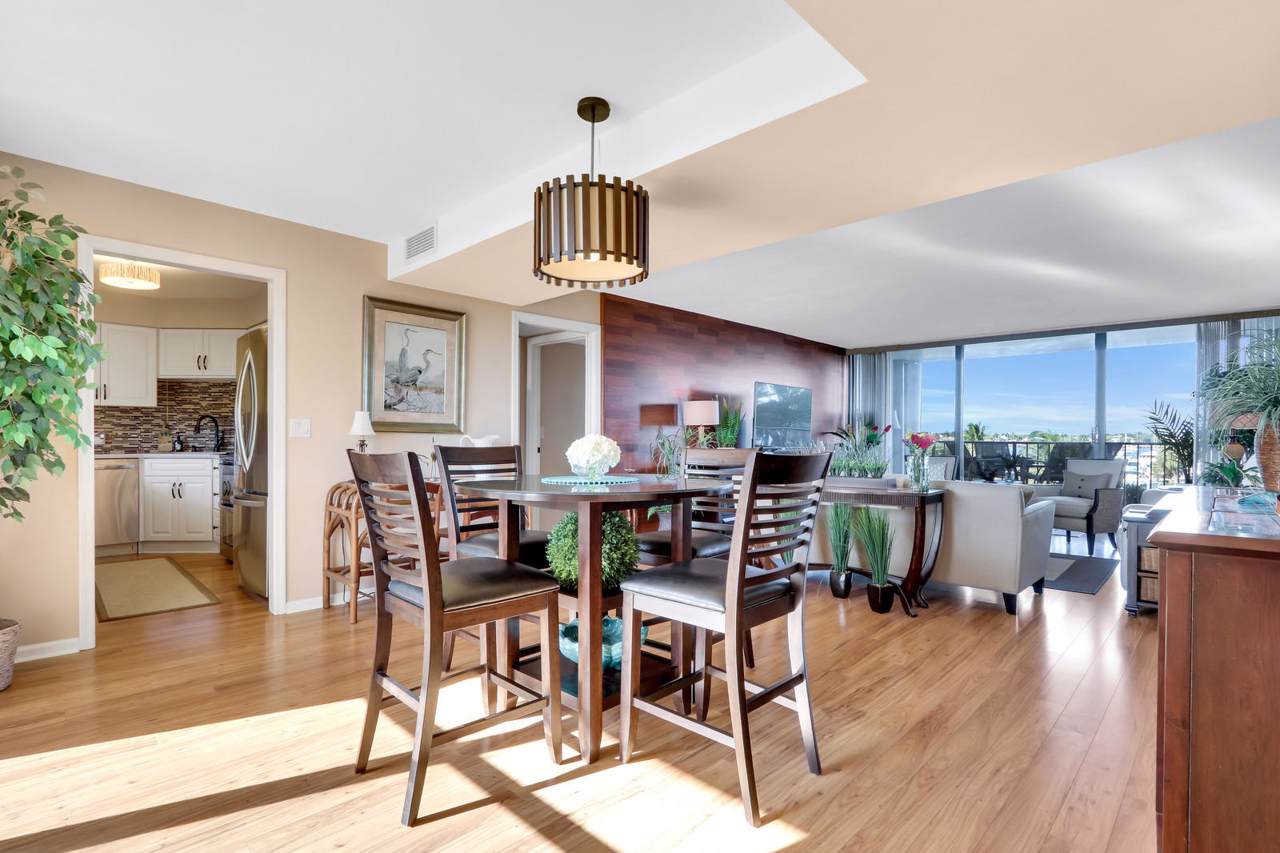 136 Lakeshore Dr - Photo 1