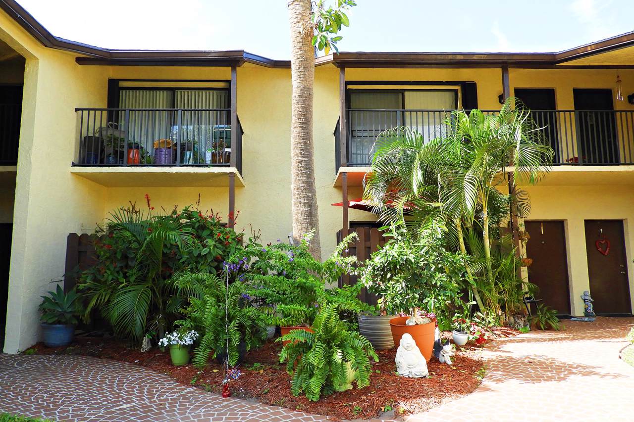 2050 Oleander Boulevard - Photo 1