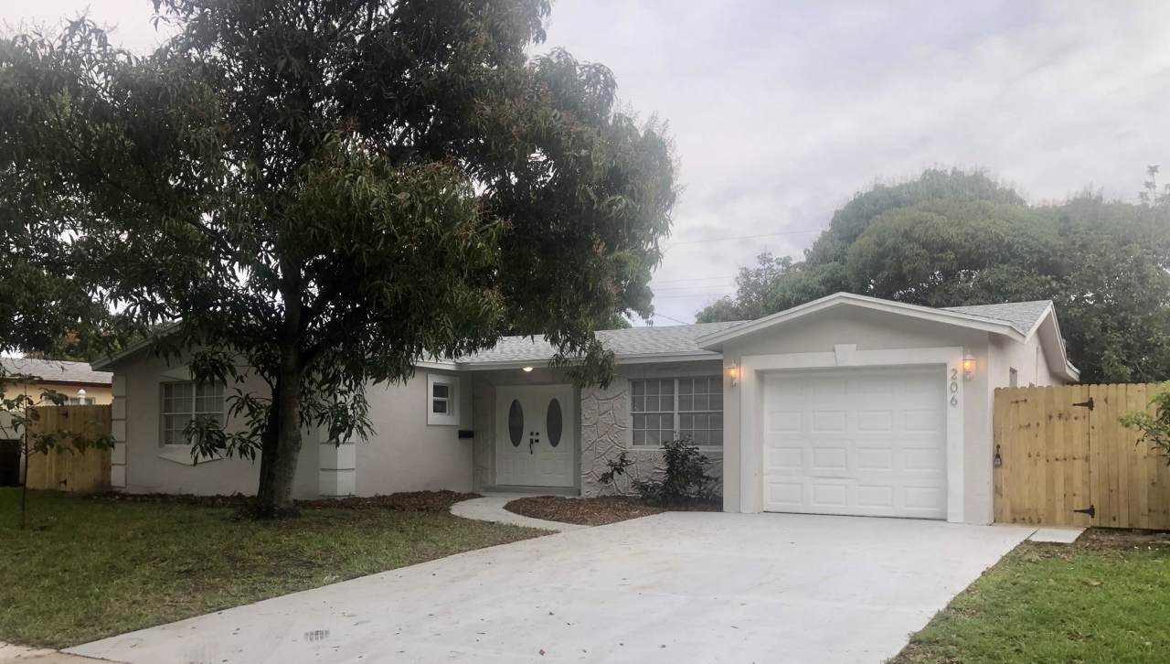 206 Superior Place - Photo 1