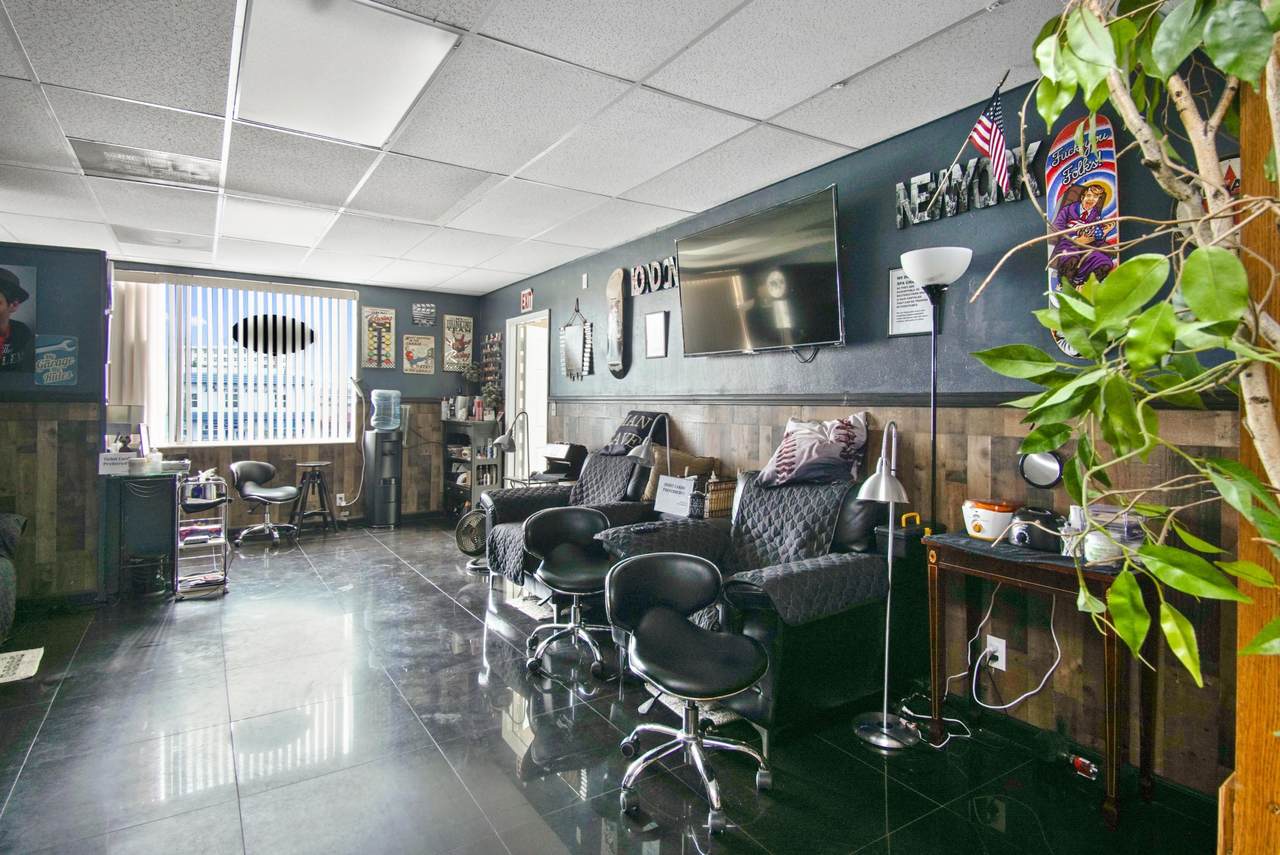 2457 Commercial Boulevard - Photo 1