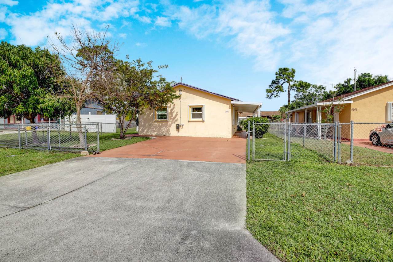 4923 Dillon Street - Photo 1