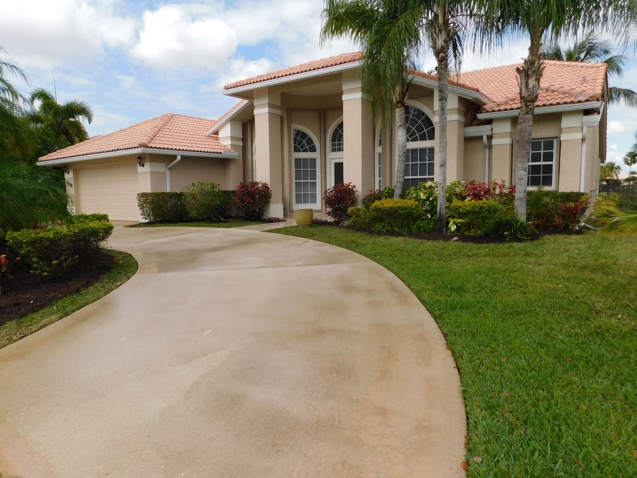 126 Fernwood Crescent - Photo 1