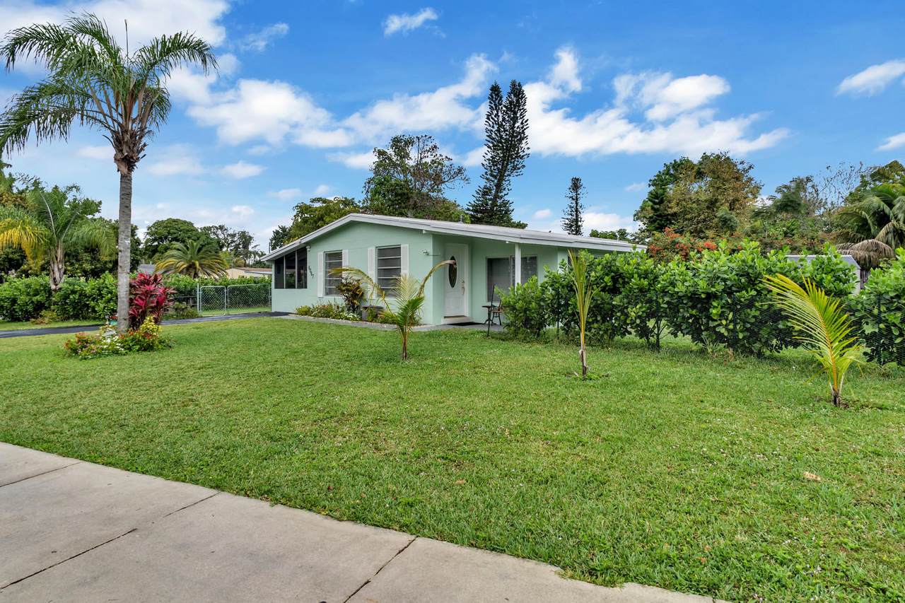 6067 Winfield Boulevard - Photo 1