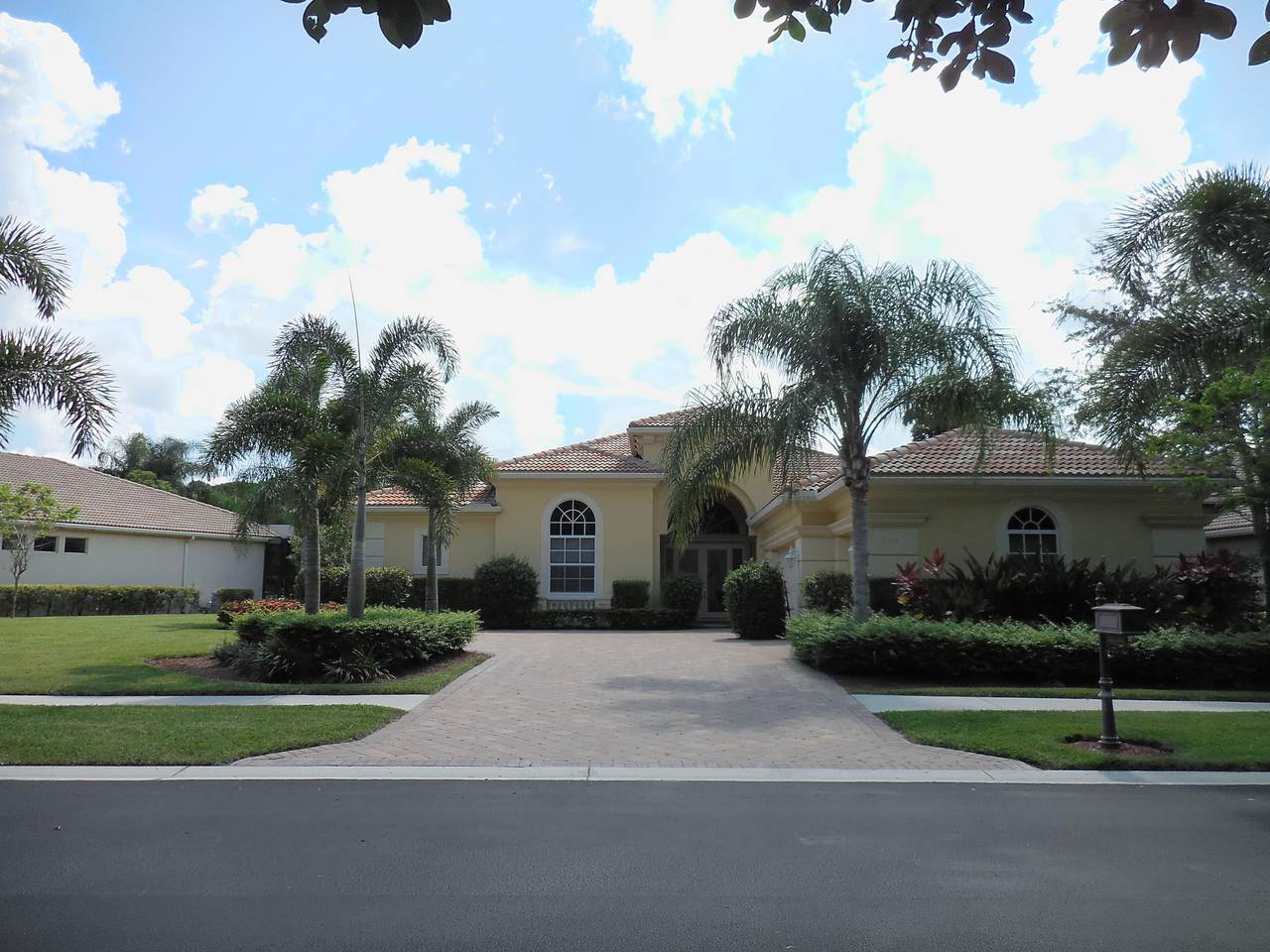 9008 Lakes Boulevard - Photo 1