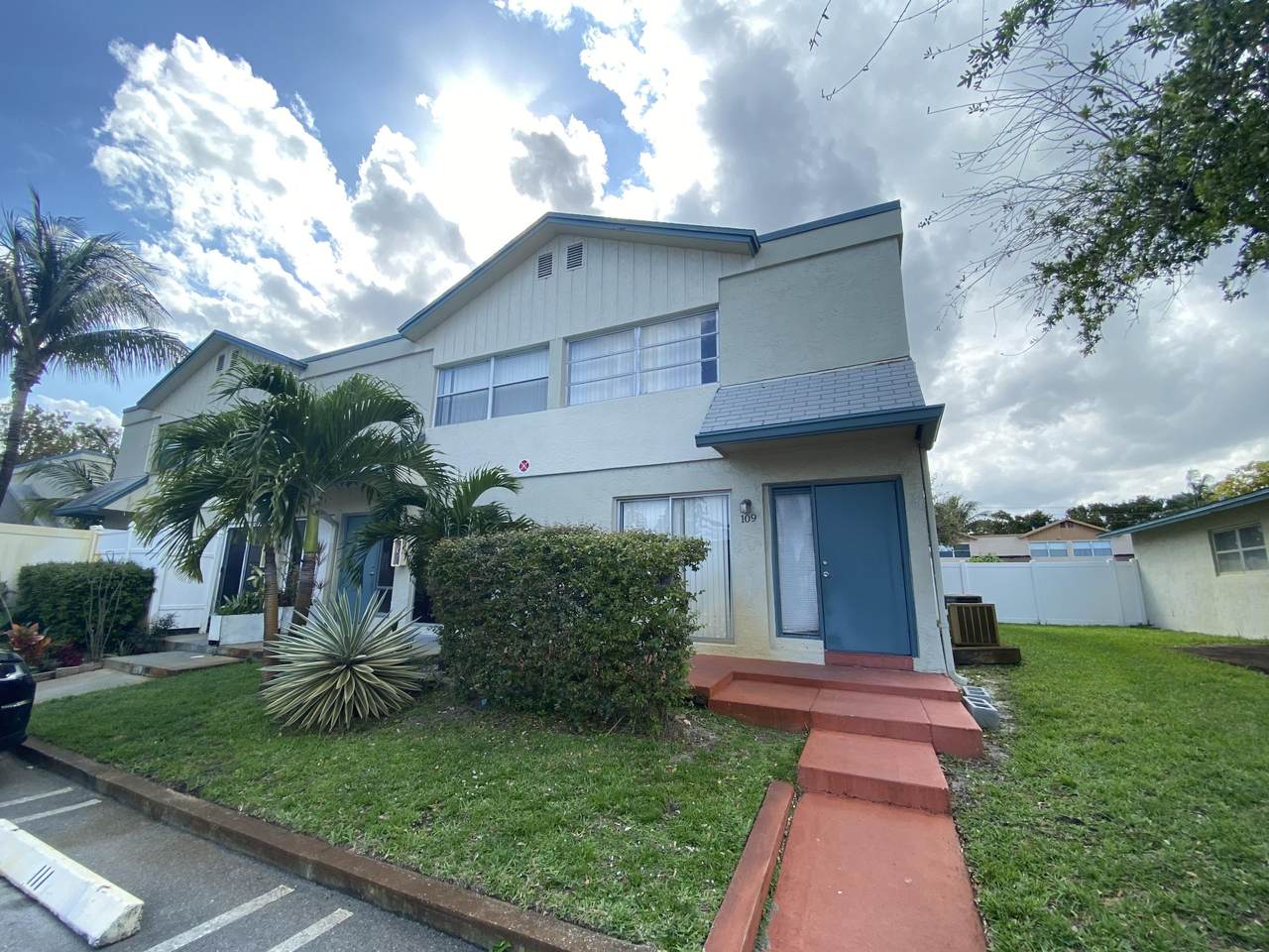3000 5th Terrace - Photo 1