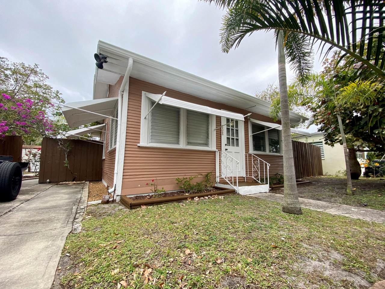808 Palmway - Photo 1