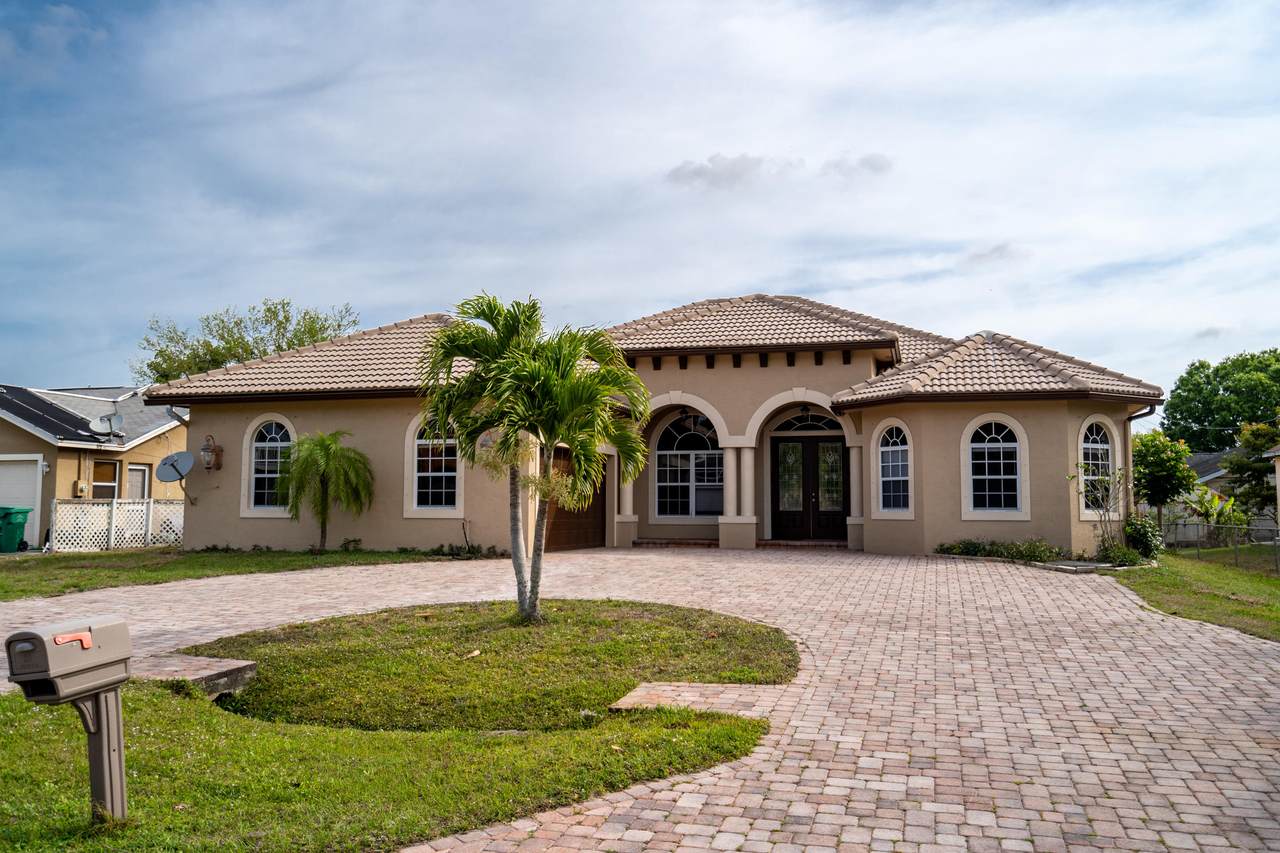 2285 Phyllis Lane - Photo 1