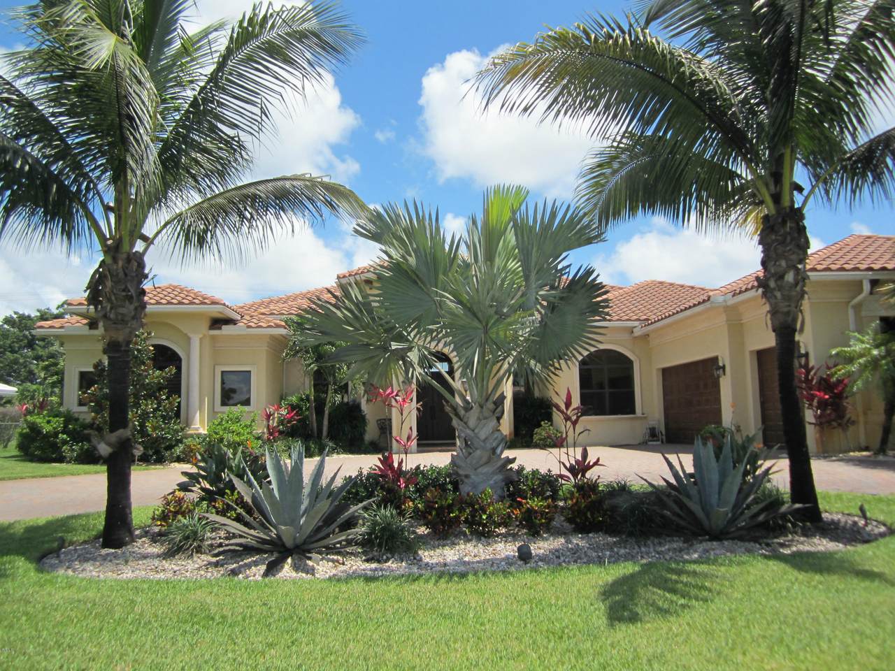 460 Country Club Drive - Photo 1