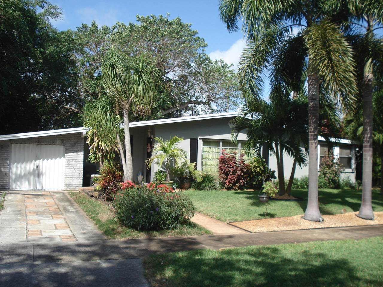 733 10 Place - Photo 1
