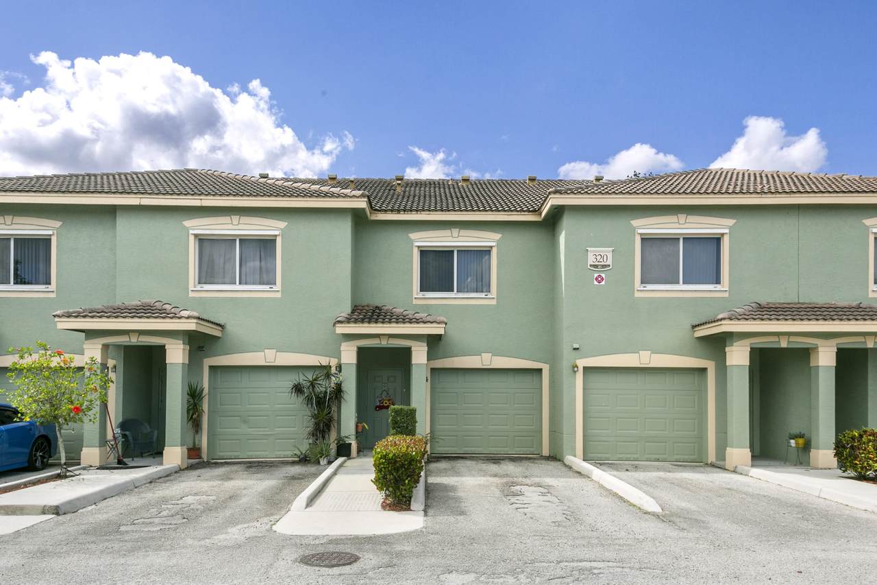 320 Crestwood Circle - Photo 1