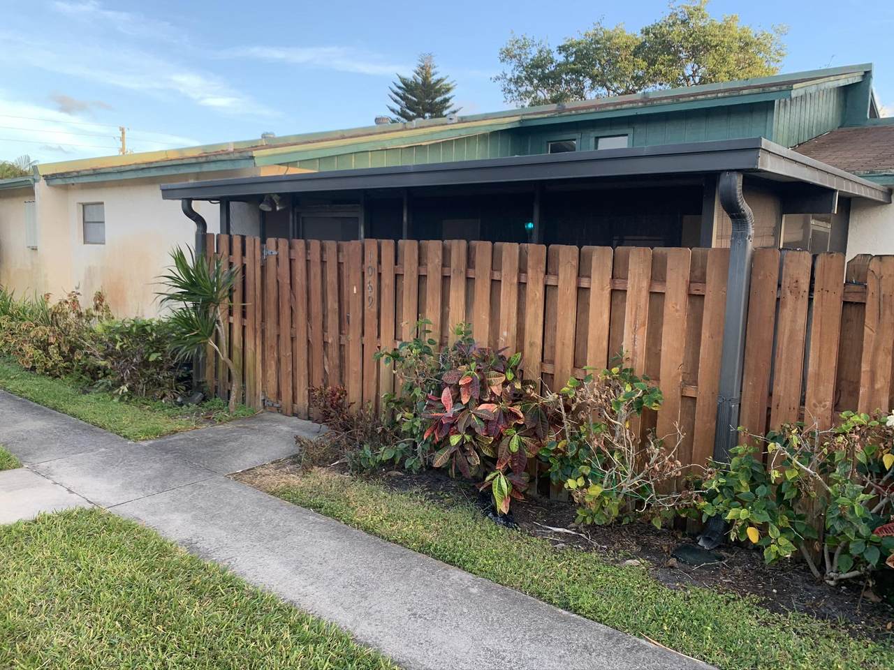 1069 Manor Dr - Photo 1