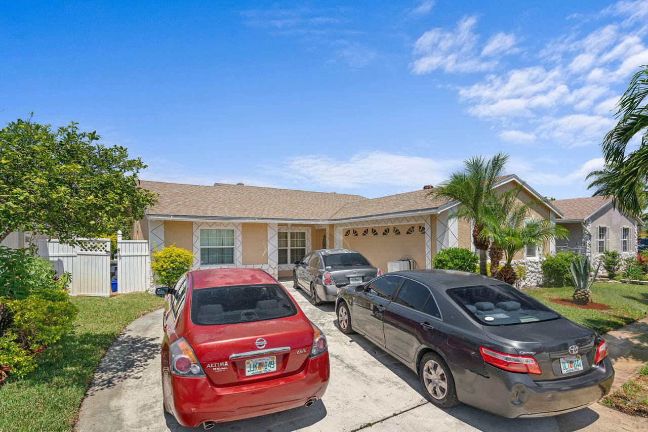 5758 Lincoln Cir E Circle - Photo 1 5758 Lincoln Cir E Circle - Photo 1