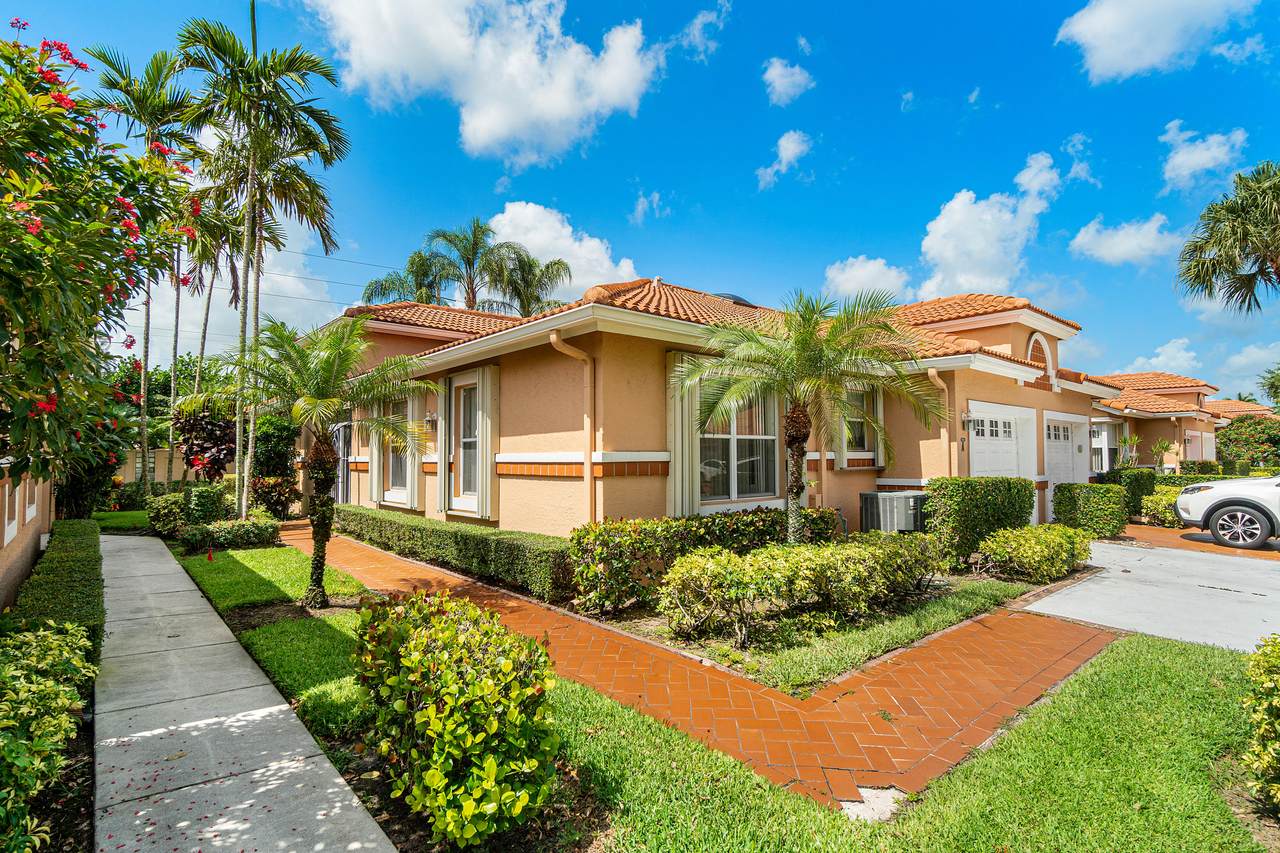 9856 Summerbrook Terrace - Photo 1