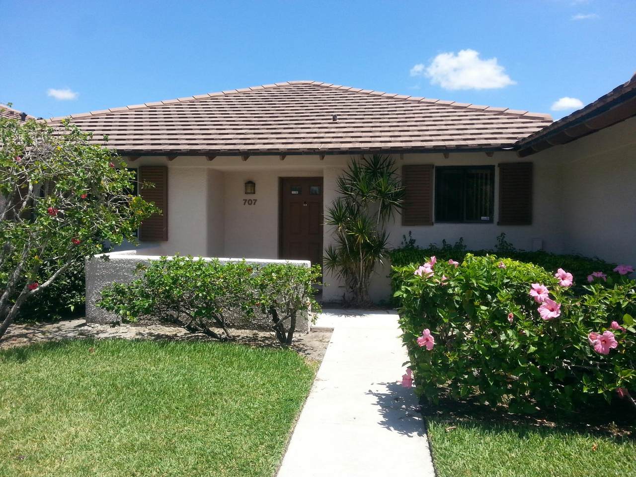 707 Club Drive - Photo 1