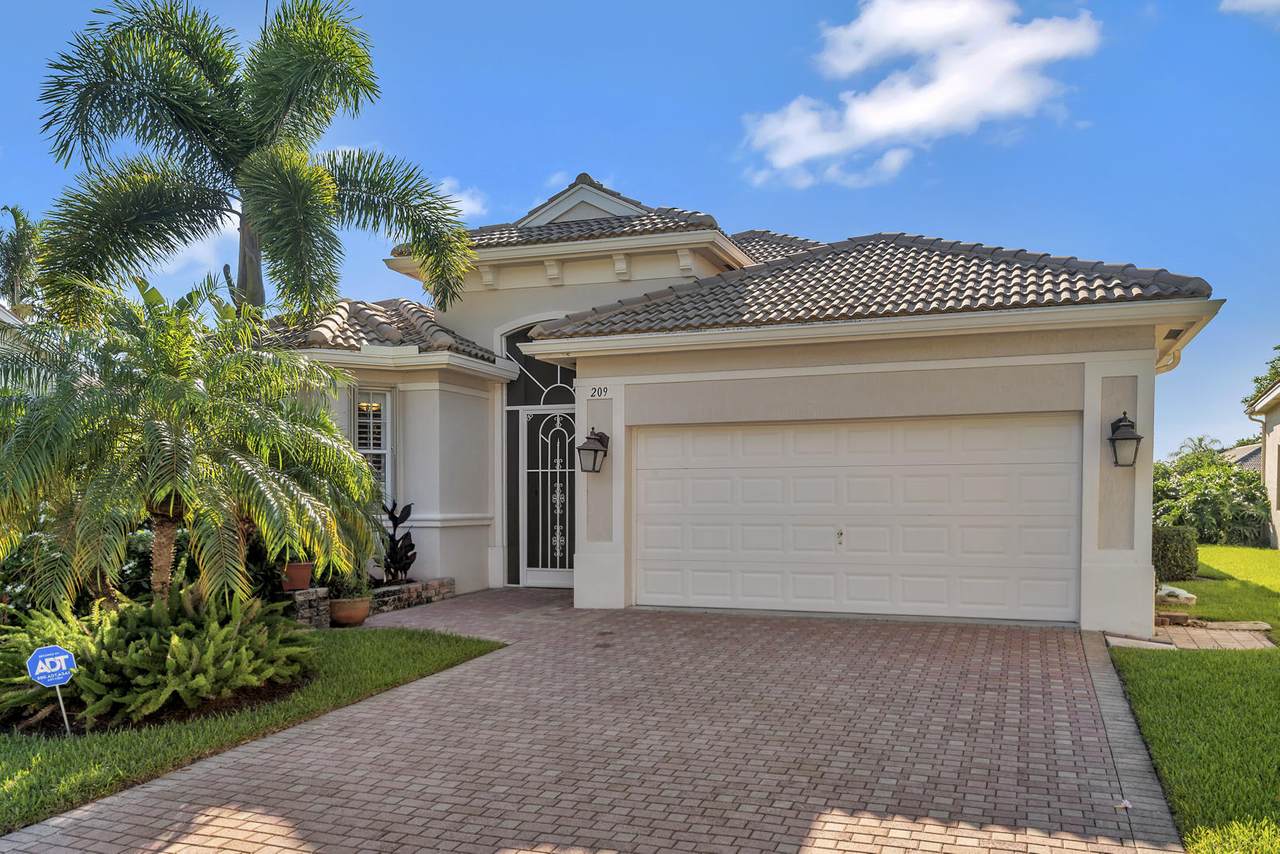 209 Palm Circle - Photo 1