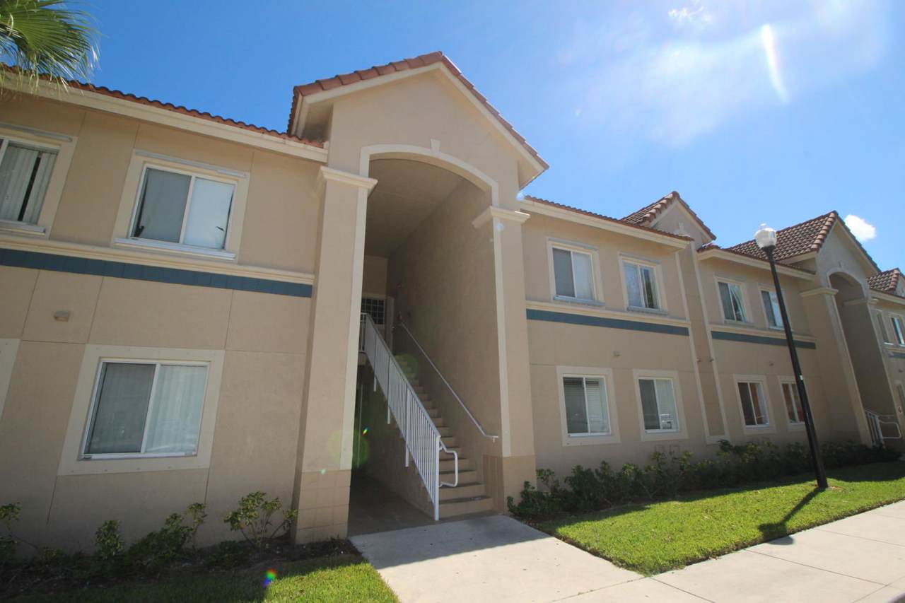 1095 Golden Lakes Boulevard - Photo 1