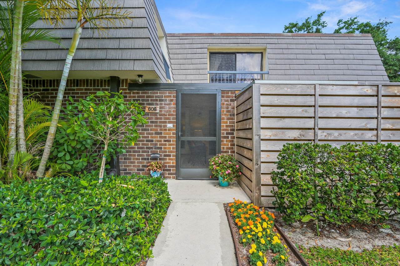 606 6th Terrace - Photo 1
