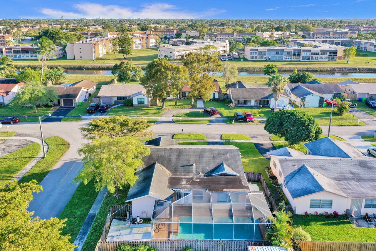 9211 31 Place - Photo 1