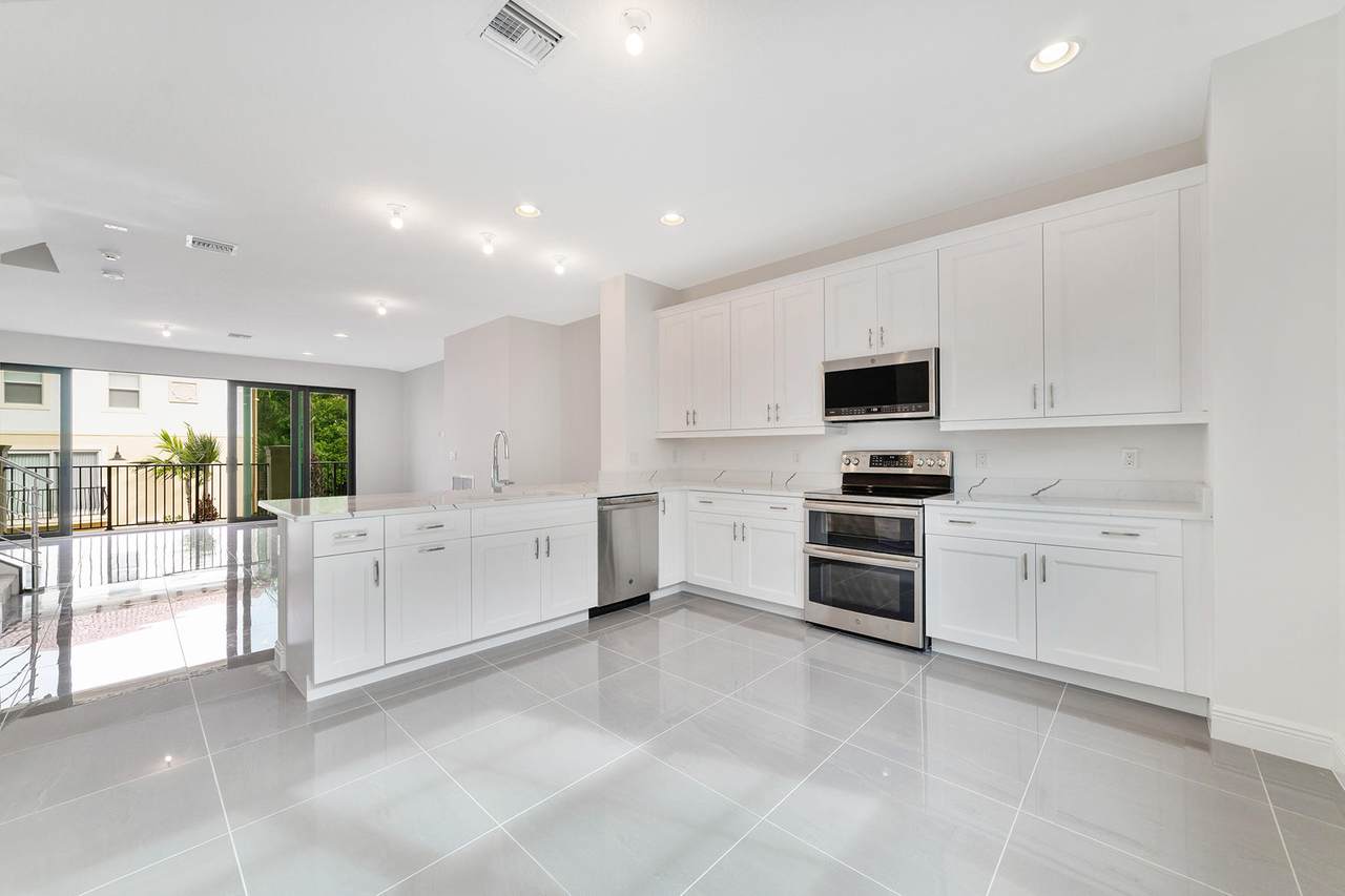 633 Windward Circle - Photo 1
