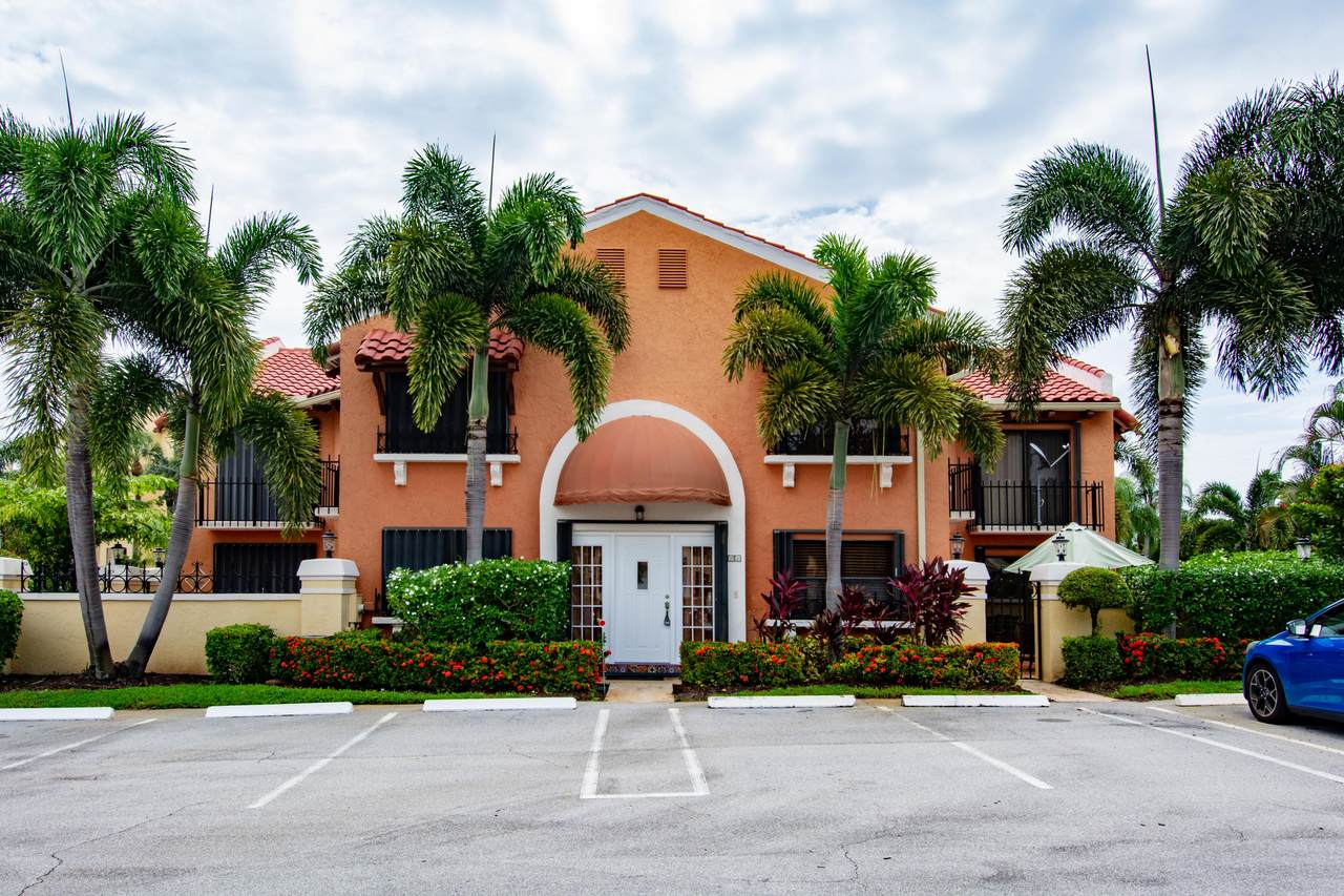 21 Uno Lago Drive - Photo 1