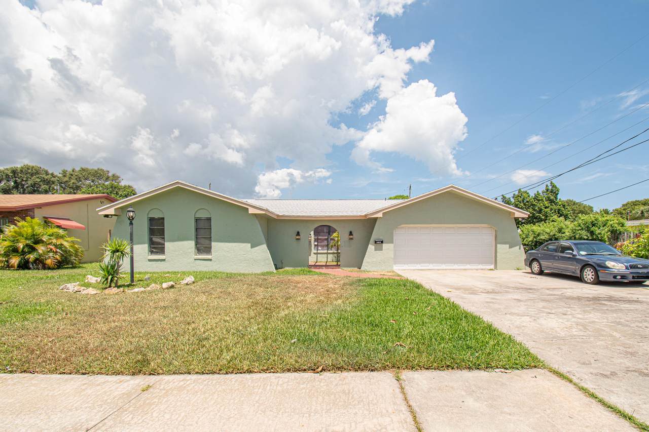 211 Hawthorne Drive - Photo 1