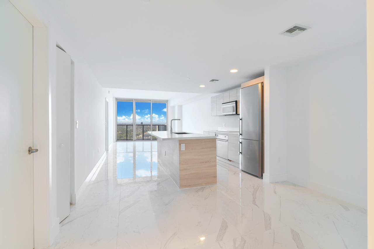 16385 Biscanye Boulevard - Photo 1