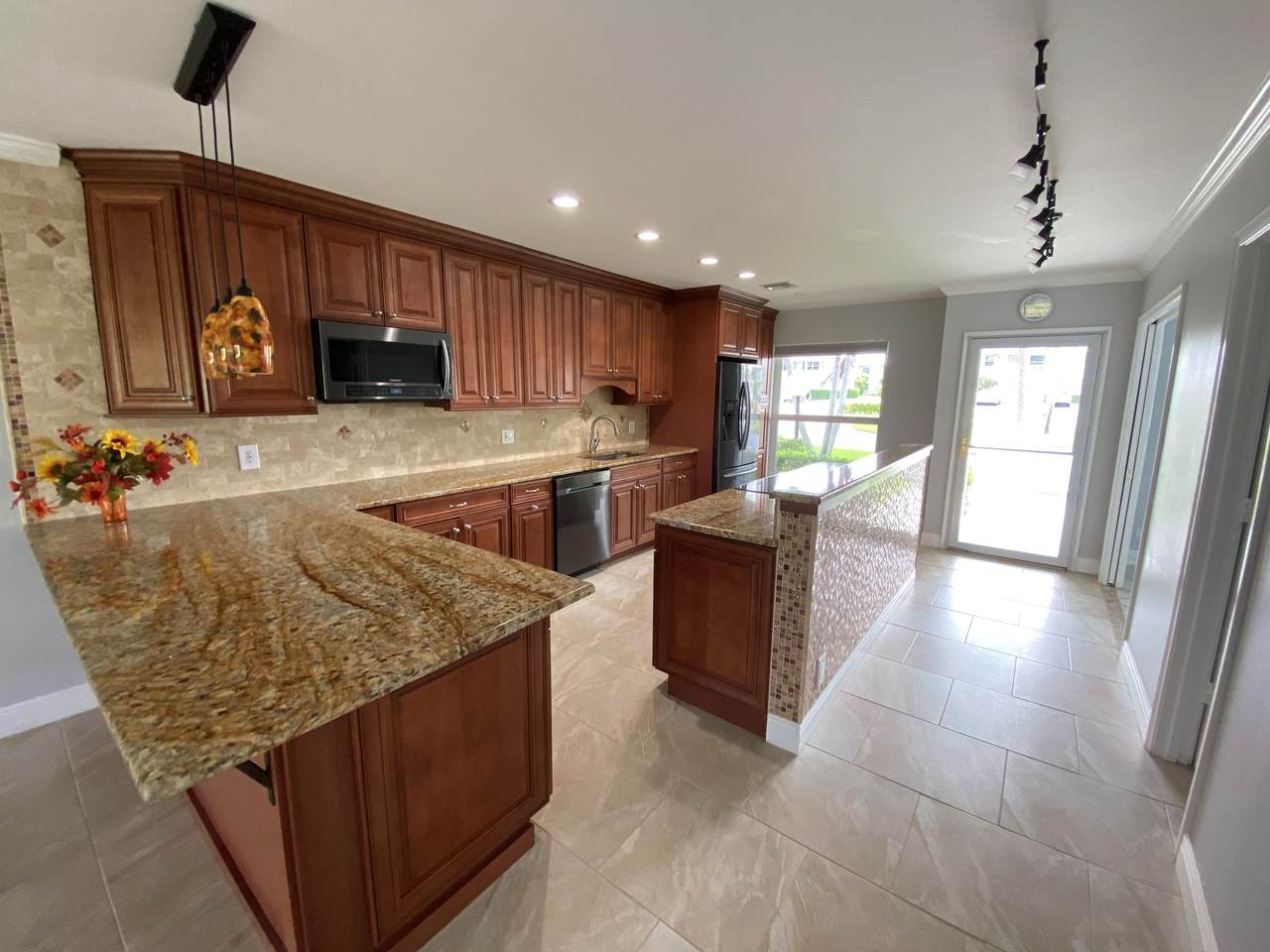 1040 Palm Lane - Photo 1