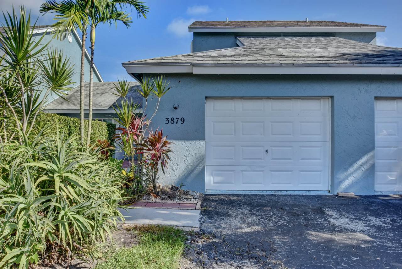 3879 Island Club Circle - Photo 1