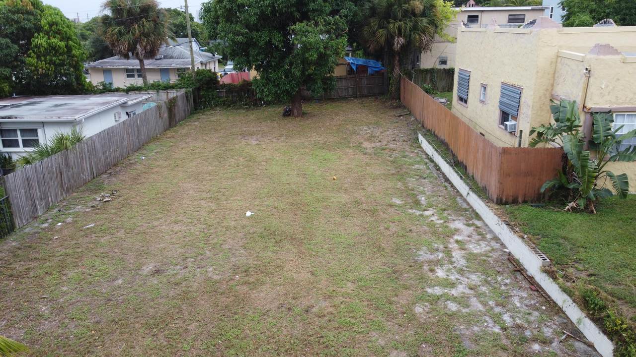 810 34th Street - Photo 1