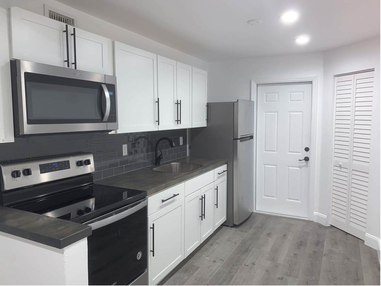 806 14th Street - Photo 1